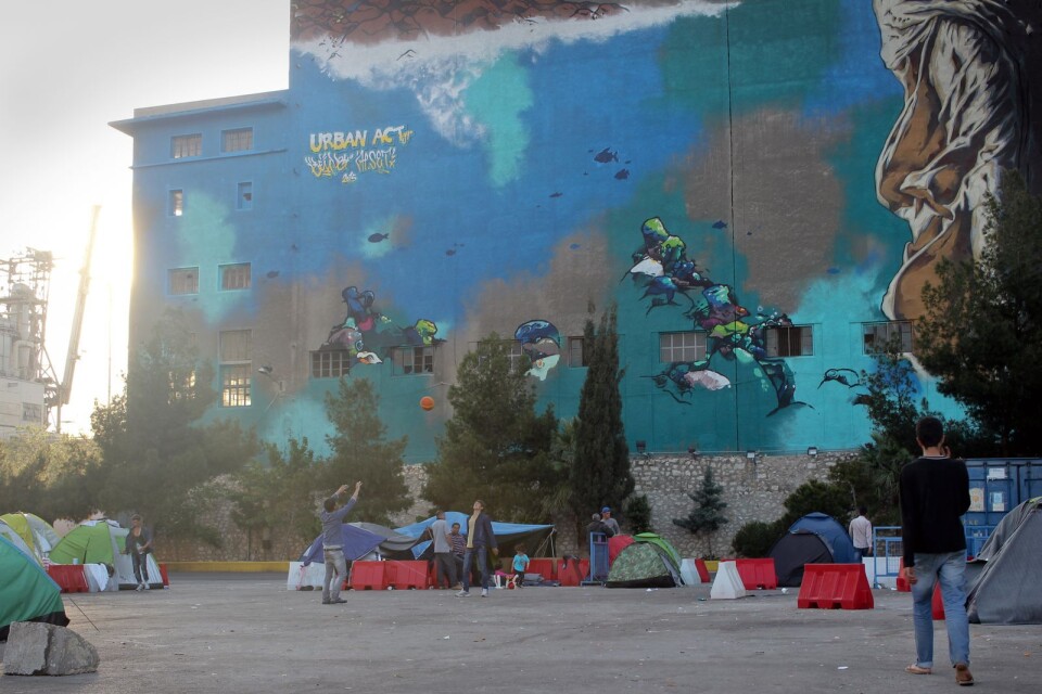 Basket spelas i ett läger för flyktingar i hamnstaden Piraeus utanför Aten.