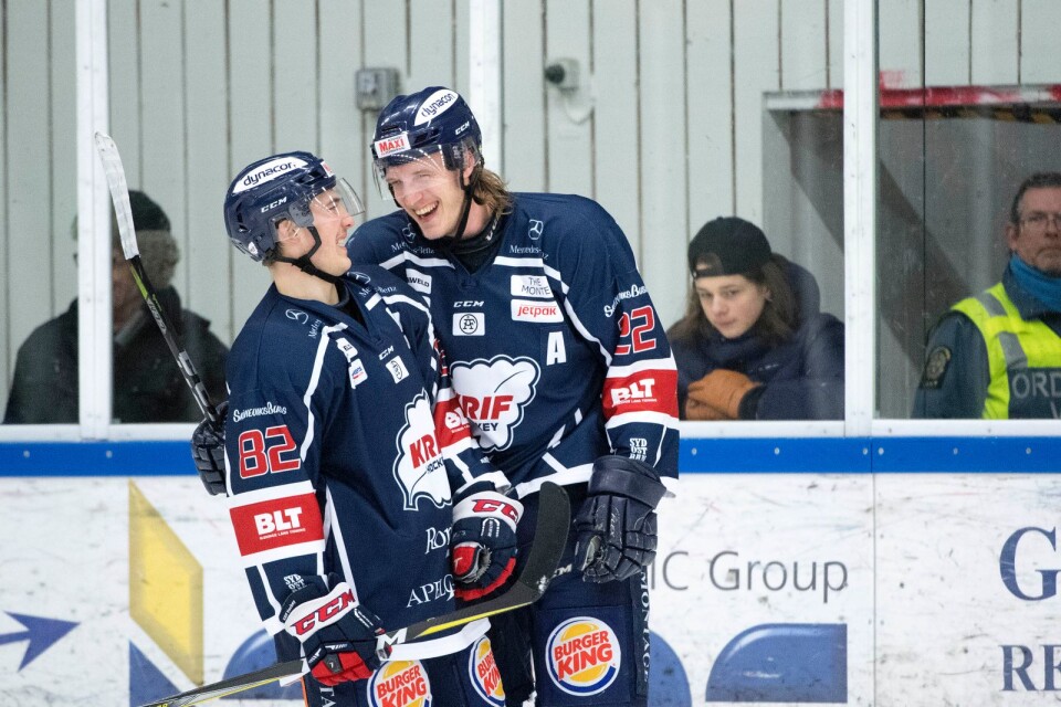 Krifs Oliver Olsson och Sebastian Magnusson ler i kapp efter en klar seger i den första playoff-matchen mot Köping.