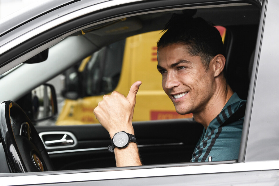 En glad Cristiano Ronaldo lämnar Juventus träningsanläggning efter sitt första träningspass med laget på tio veckor.
