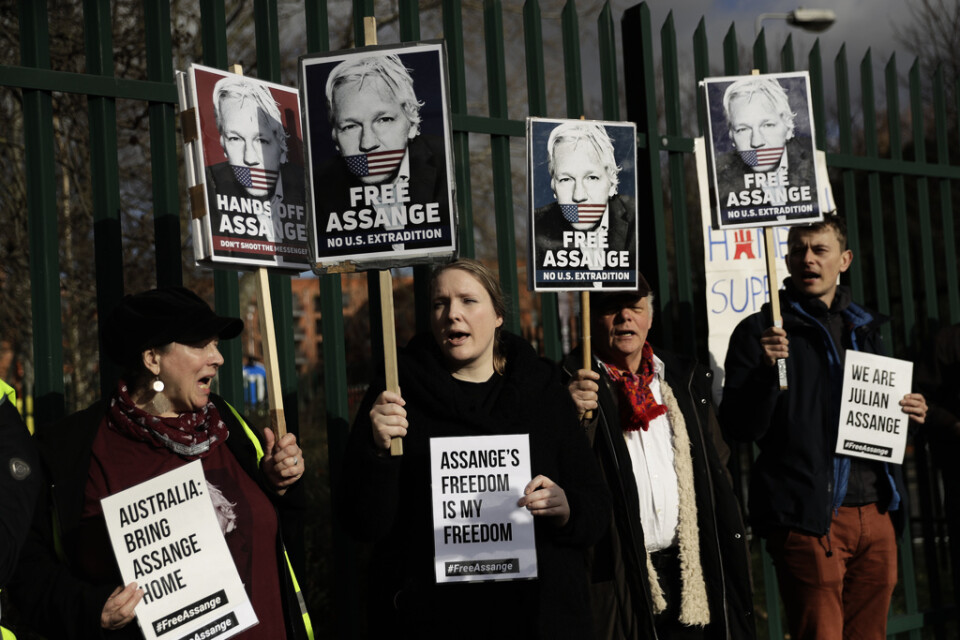 Anhängare till Julian Assange demonstrerar utanför domstolen. Bild från den 25 februari.