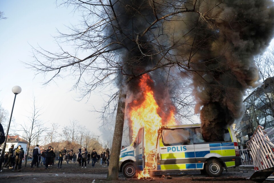Motdemonstranter till Rasmus Paludan satte eld på en polisbuss i Örebro på långfredagen.