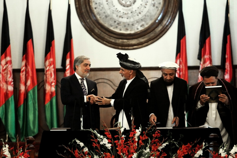President Ashraf Ghani, till höger, skakar hand med chefsminister Abdullah Abdullah under en ceremoni 2014. Bägge har utropat sig till segrare i årets presidentval.