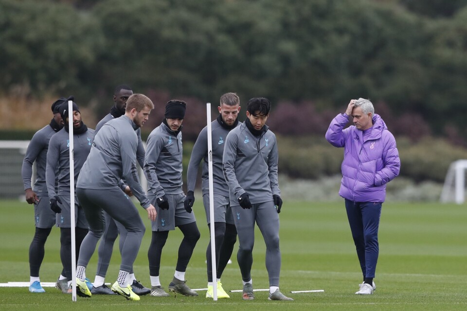Tottenham och tränaren José Mourinho under en träning tidigare under säsongen. Nu får de en reprimand från klubbledningen för att de tränat tillsammans i en park.