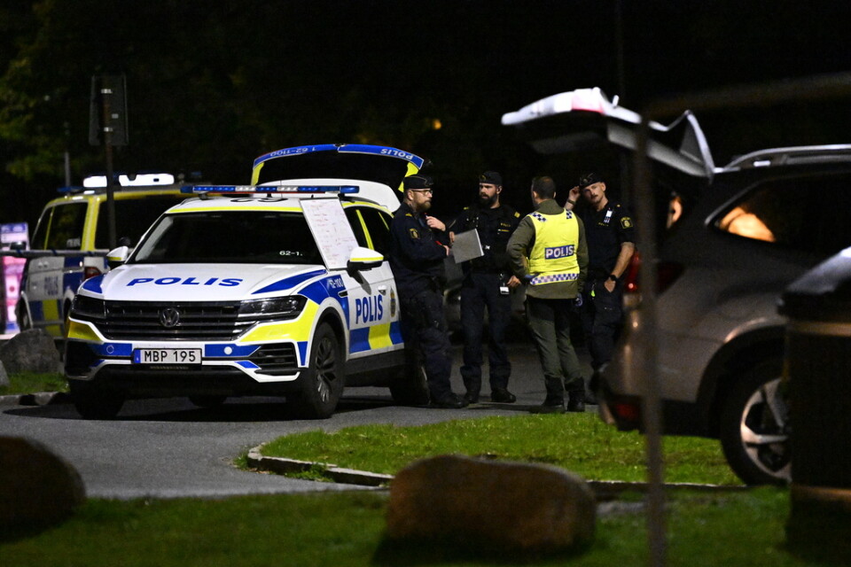 Polis på plats efter att en person hittats skadad på Gamlegården i Kristianstad efter larm om skottlossning. Mannen avled av sina skador.