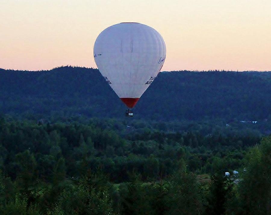 Luftballong går in för landning i Tosseryd. Foto Gunn Carlsson