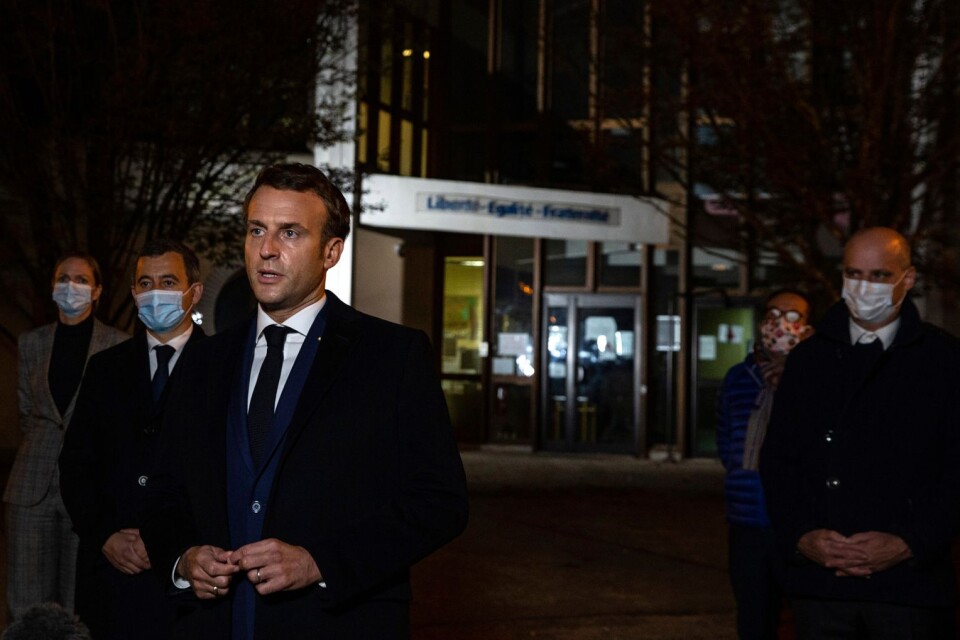 Den franske presidenten Emmanuel Macron talar utanför skolan där en lärare mördades efter en lektion om yttrandefrihet.