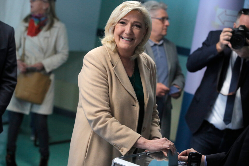 Ytterhögerledaren Marine Le Pen lägger sin röst i nordfranska Hénin-Beaumont.