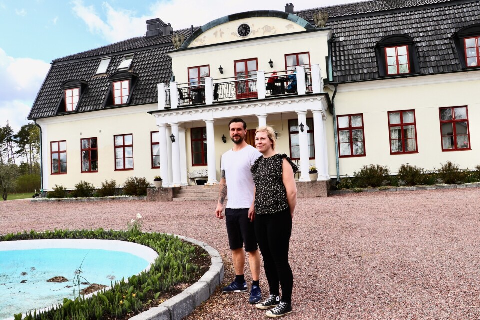 Oscar Alvin och Mimmi Blom trivs utmärkt i lägenheten i Påskallaviks herrgård.