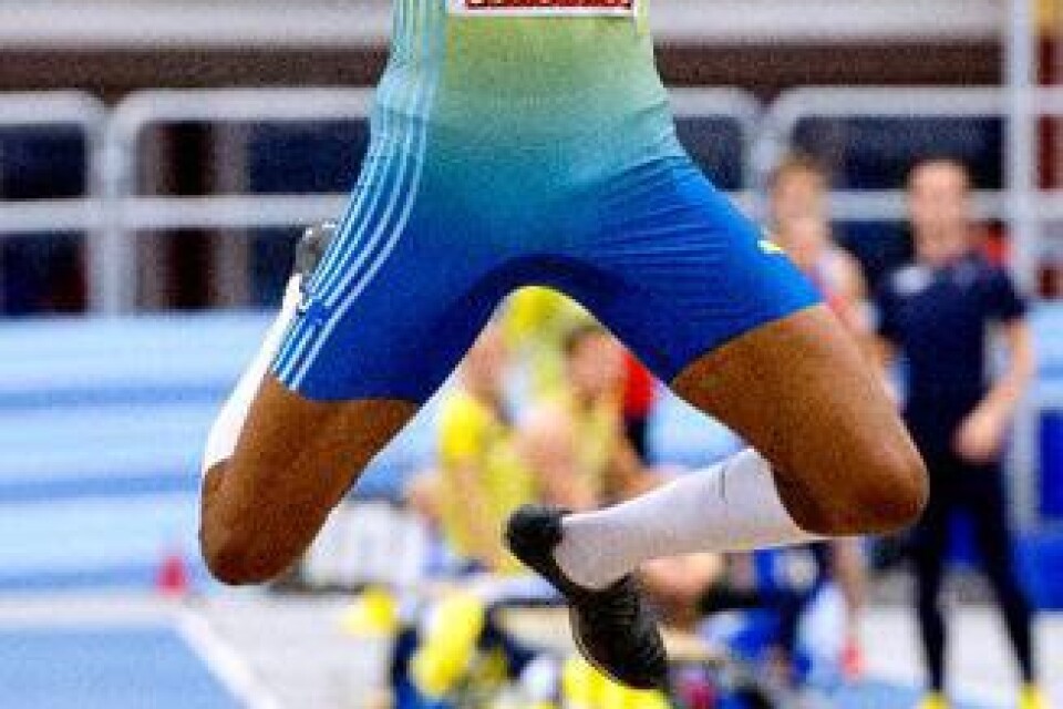 Michel Tornéus tackade Växjöpubliken sedan han flugit 7.94 meter i längdhoppsgropen.