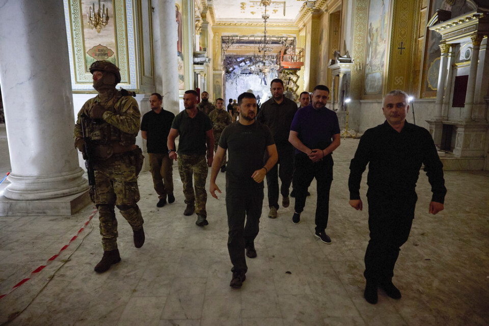 President Volodymyr Zelenskyj har besökt Odessa sedan attackerna började trappas upp. Här är han i den delvis förstörda Transfigurationskatedralen den 27 juli.