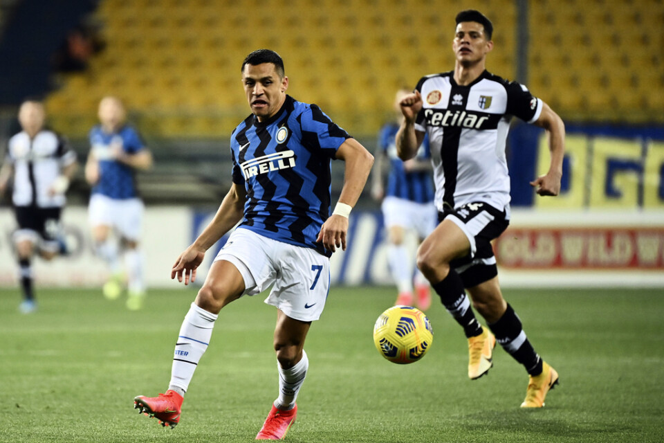 Alexis Sánchez blev matchhjälte för Inter med båda målen i 2–1-segern borta mot Parma.
