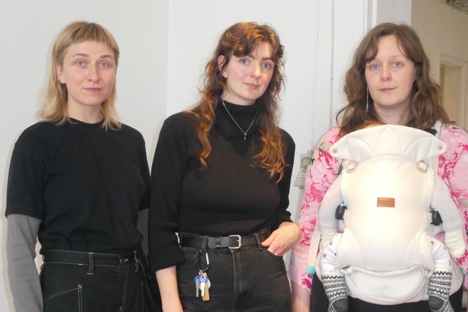 Sofie Markinhuhtas, Kajsa Haagens och Maria Kristin H Antonsdóttir utforskar dendynamiska kroppen i utställningen Håll köttet flytande som visas på Italienska Palatset.