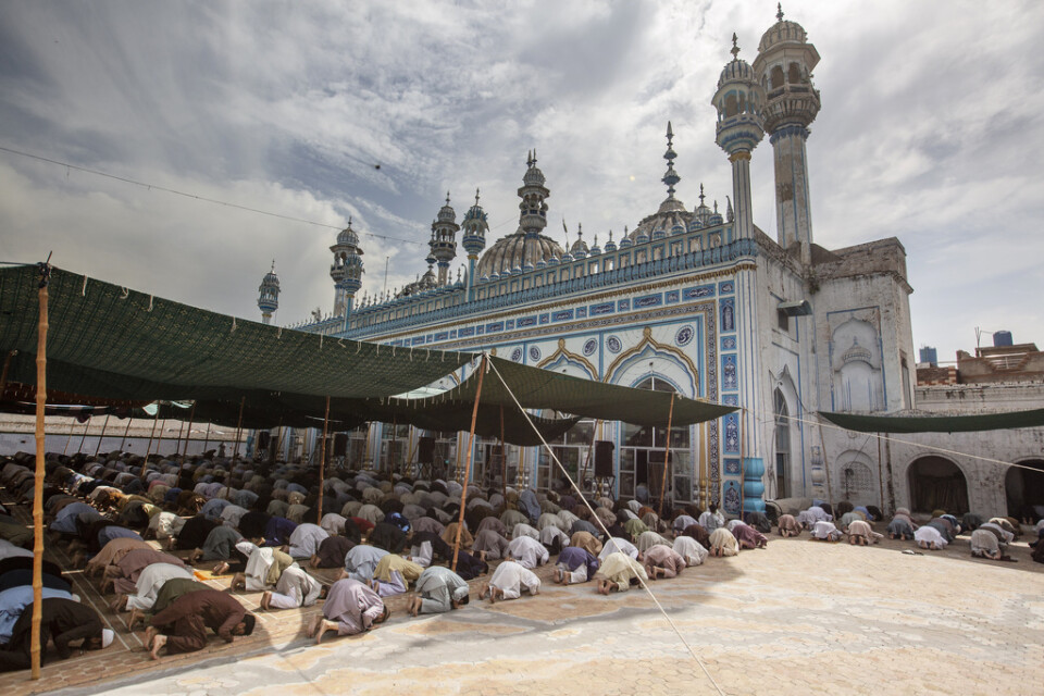 I Pakistan har moskéerna hållit öppet under fastemånaden ramadan – trots risken för spridning av coronaviruset. Bilden är från fredagsbönen i Rawalpindi.