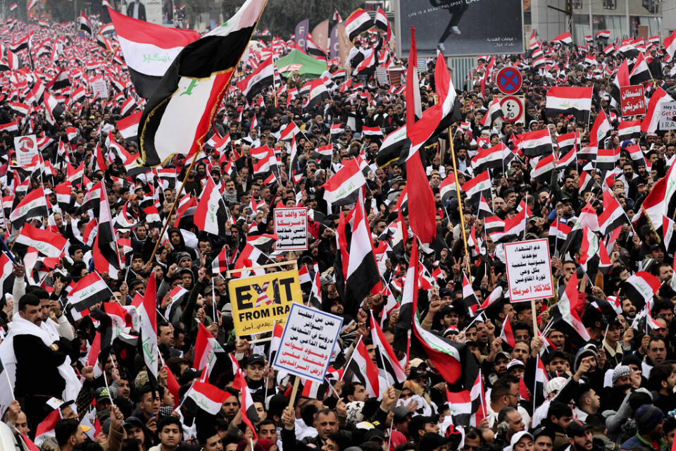 Tusentals människor demonstrerar mot USA i Iraks huvudstad Bagdad.