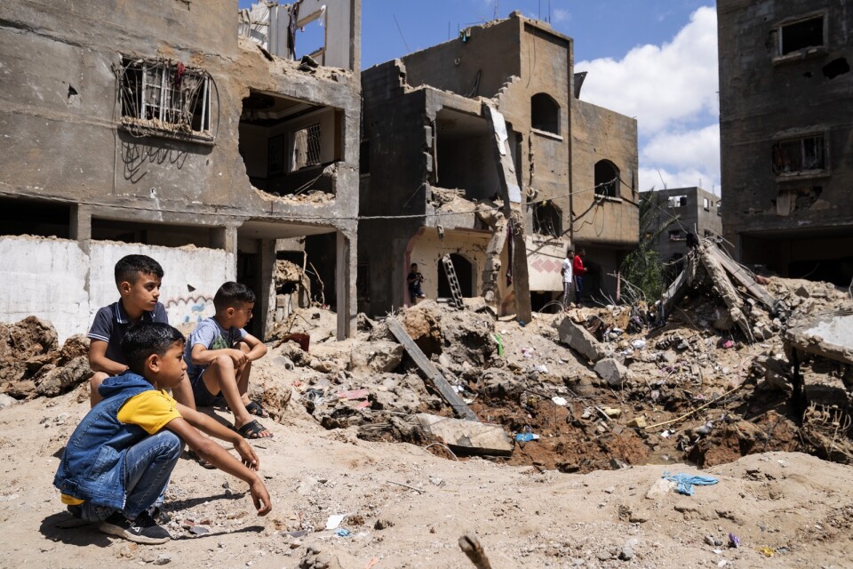 Barn betraktar resterna av ett sönderbombat hem i Beit Hanoun i norra Gaza.