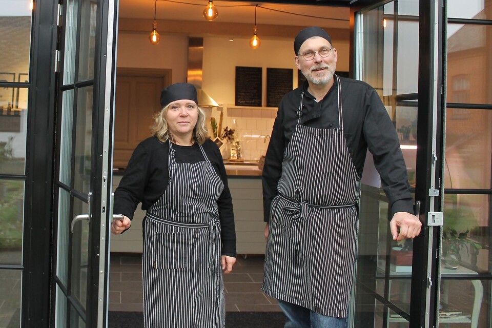 Helen och Torsten Grafman vid nya gårdsbutiken.