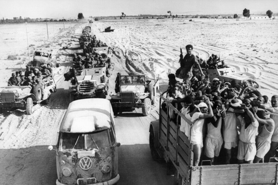 Sexdagarskriget varade 5-10 juni 1967. Bilden visar ett israeliskt förband och en lastbil med arabiska fångar.