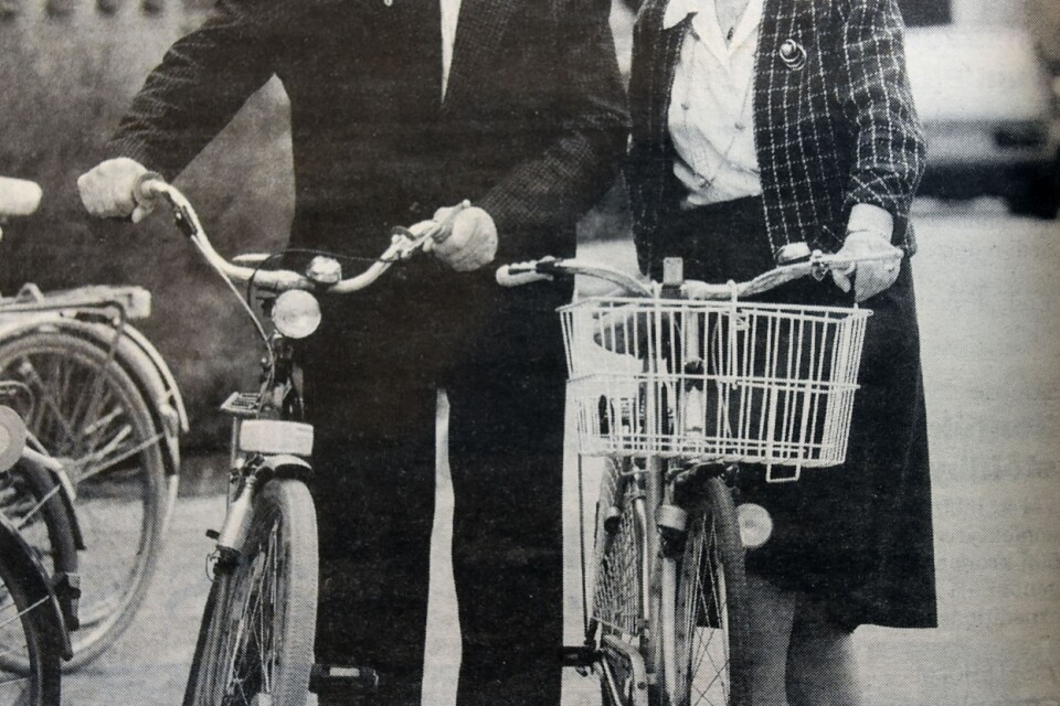 Malte Skoog och Inga-Britta Sevnor testar cykelhjälmar.