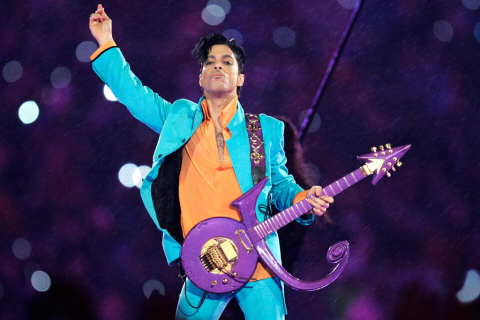 Prince klassiska uppträdande på Super Bowls halvtidsshow 2007. Hans postuma album "Welcome 2 America" släpptes i helgen och hyllas nu av kritiker. Arkivbild.