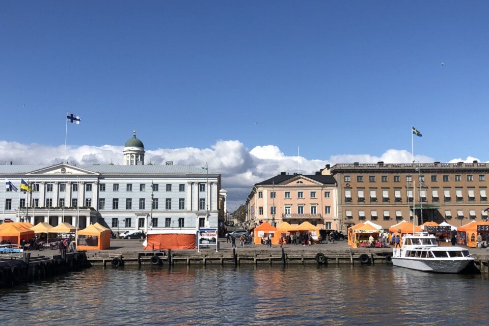 Sveriges ambassad i Helsingfors. Mörka moln tornar upp sig från öster.