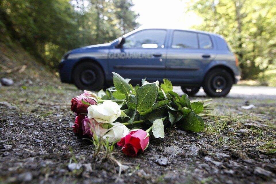 Blommor på mordplatsen där fyra människor sköts ihjäl utanför en campingplats vid Annecysjön i franska Alperna 2012. Arkivbild.