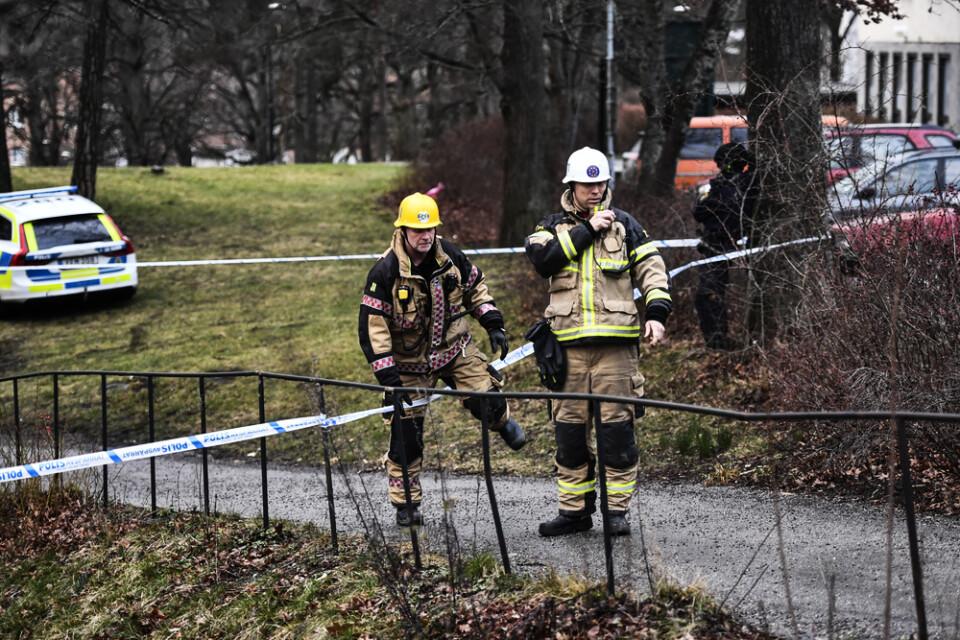 Brandmän på plats i Stockholmsförorten Bredäng där ett misstänkt farligt föremål hittats i en källare.
