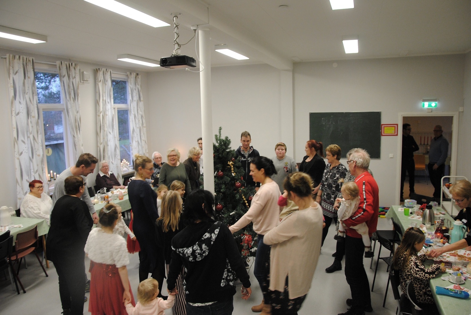 Julen dansades ut i Hökön.