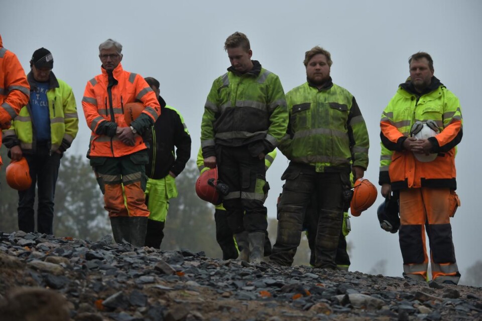 Vägarbetarna höll en tyst minut för de kollegor i branschen som gått bort eller skadats allvarligt. Foto: Tommy Svensson
