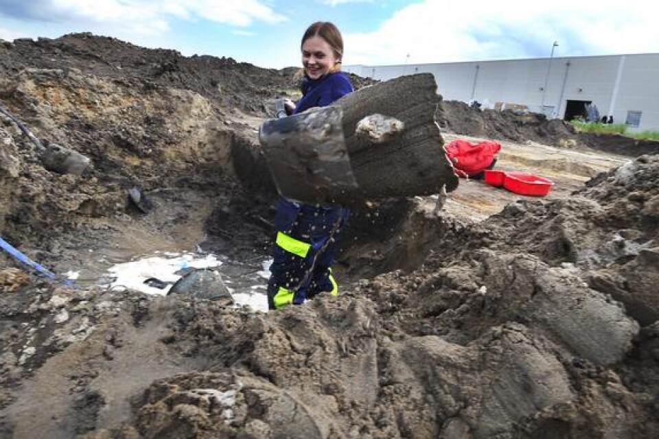 Bakom Sova och Intersport på Härlövsområdet håller arkeolog Hanna Wilhelmsson på att skyffla fram historiska fynd. Bild: Ronnie Smith