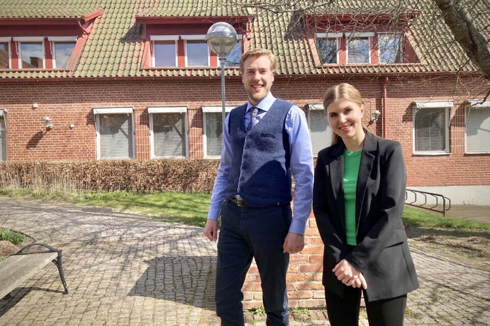 Daniel Jönsson Lyckestam (M) och Rebecca Ohlsson, plan- och exploateringschef, har tillsammans med samhällsutvecklingschefen Mikael Torberntsson (ej på bild) jobbat med fiberfrågan i Östra Göinge kommun.