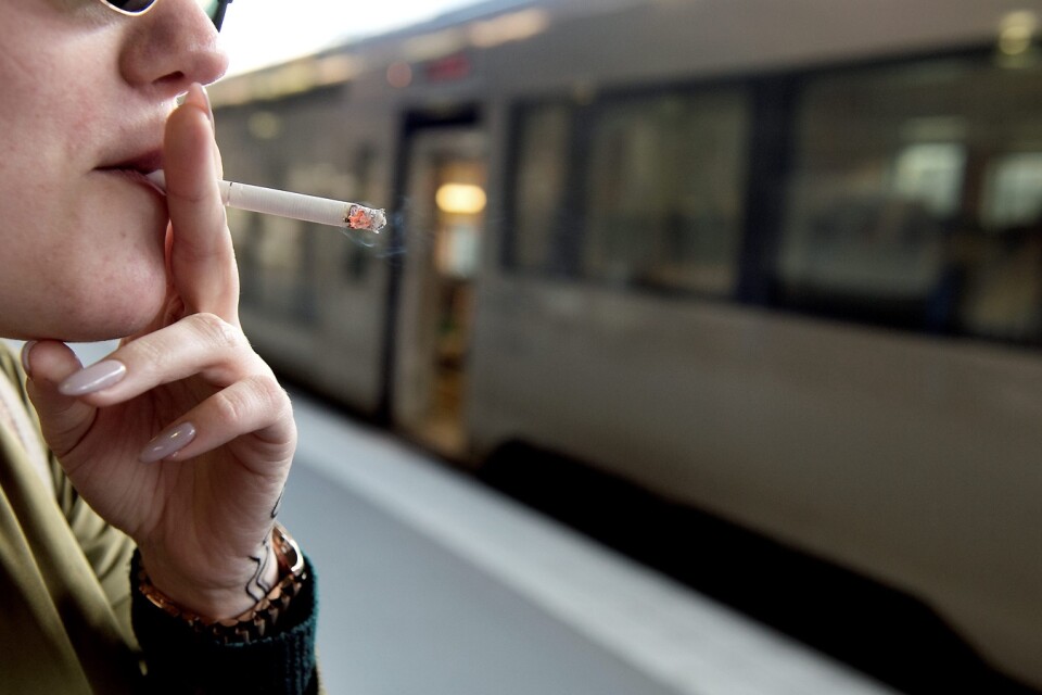 Att röka på perronger, hållplatser och uteserveringar blir förbjudet den 1 juli.   Foto: TT