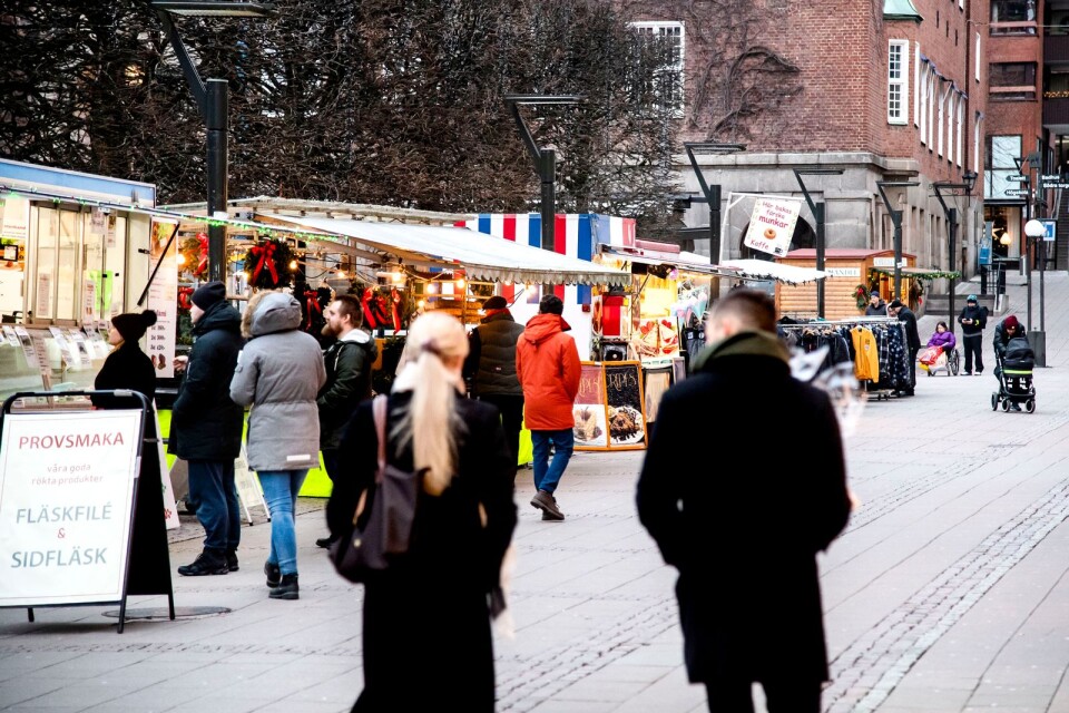 Marknadsstånden på Stora torget i Borås. En och annan julshoppare passerar.