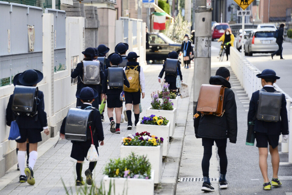Japanska skolbarn får ett extra långt vårlov då landets skolor stängs på grund av coronaviruset.