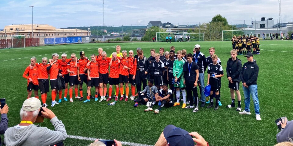 Åsarp-Trädets samarbetslag i svart tillsammans med motståndarna Fylkir från Island i måndagens första match i Gothia cup.