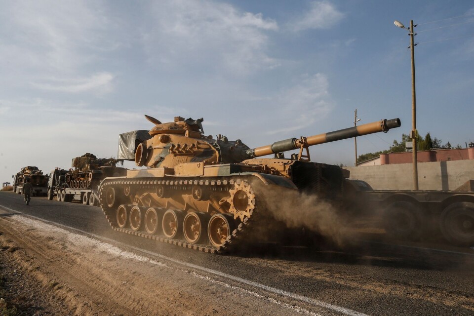Turiska stridsvagnar på väg mot de framflyttade positionerna i striderna vid den syriska gränsen.