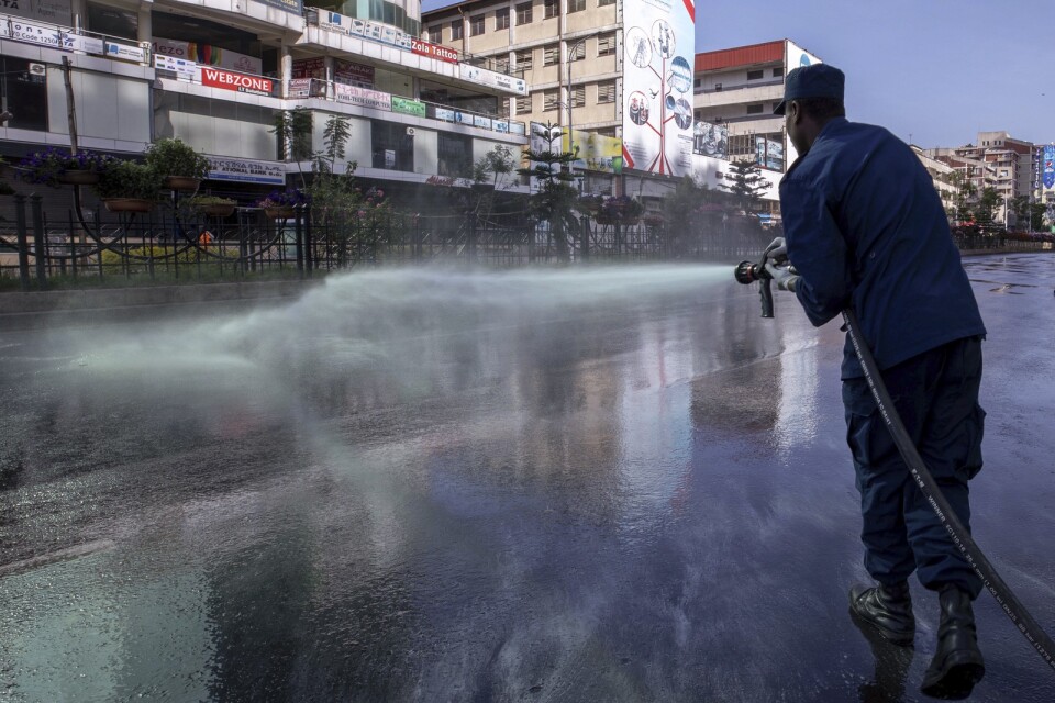 En gata i Etiopiens huvudstad Addis Abeba sprutas med desinfektionsmedel i ett försök att bromsa spridningen av coronaviruset.