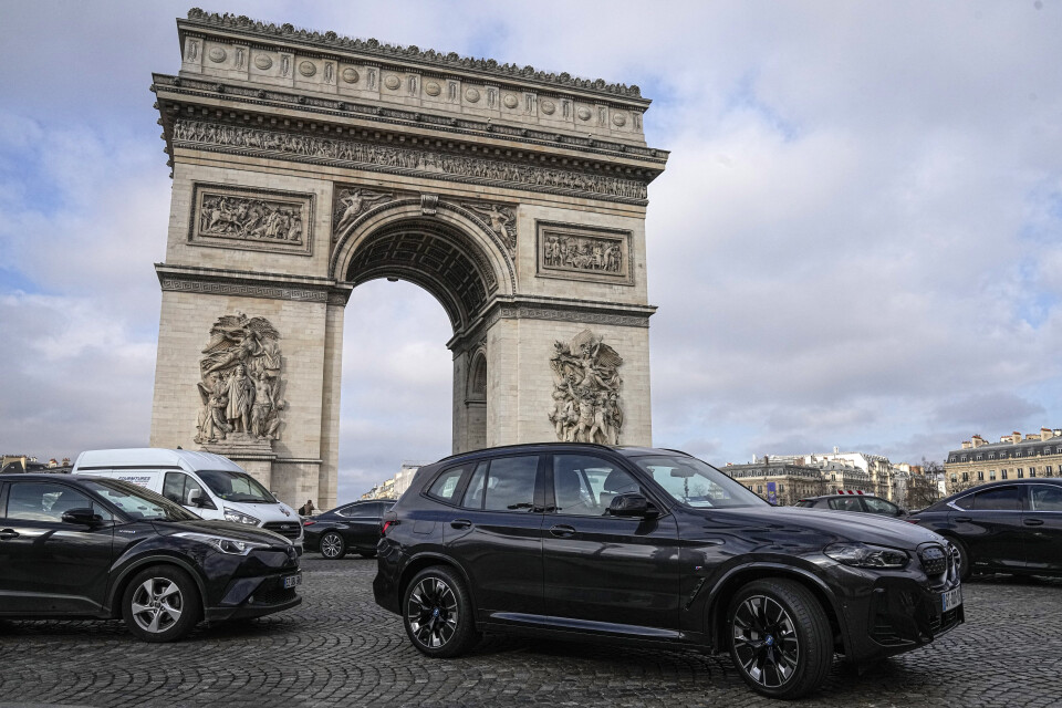 Suvar och andra större bilar får räkna med högre avgifter runt Triumfbågen i Paris. Arkivbild.
