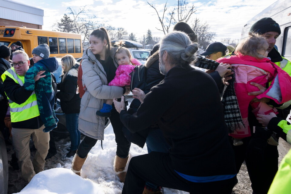 Föräldrar och barn vid den förskola som en buss kraschade mot i Laval, en förort i norra Montreal i Kanada på onsdagen. Två barn dödades och sex vårdas på sjukhus.