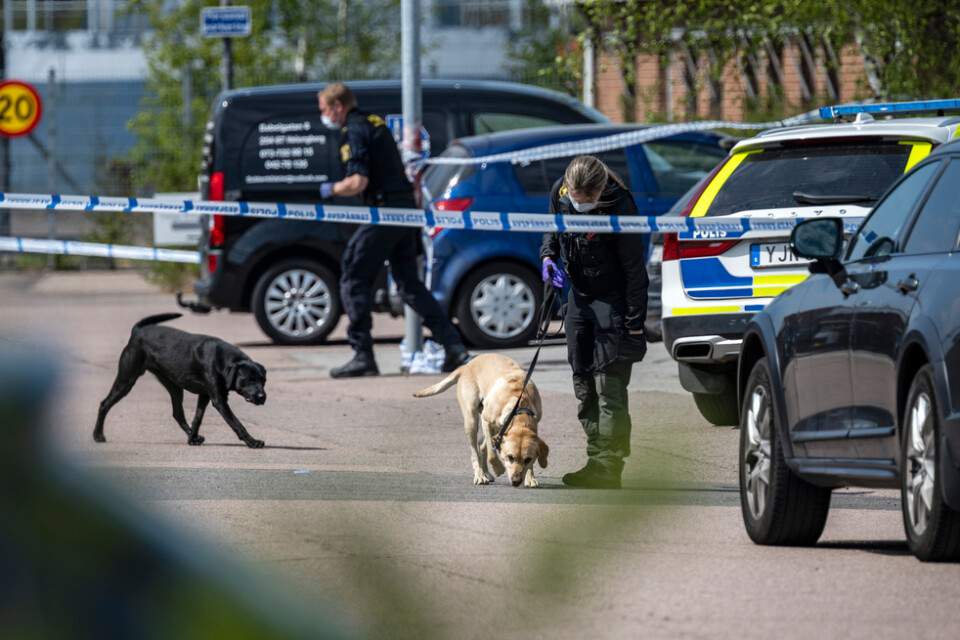 Polis, specialsökhundar med förare och kriminaltekniker på plats i Väla industriområde i Helsingborg efter att två män skadats vid en skottlossning.