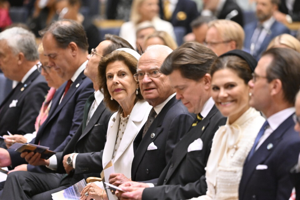 Kungen tillsammans med drottning Silvia, talman Andreas Norlén och statsminister Ulf Kristersson. Till höger syns kronprinsessan Victoria och prins Daniel.