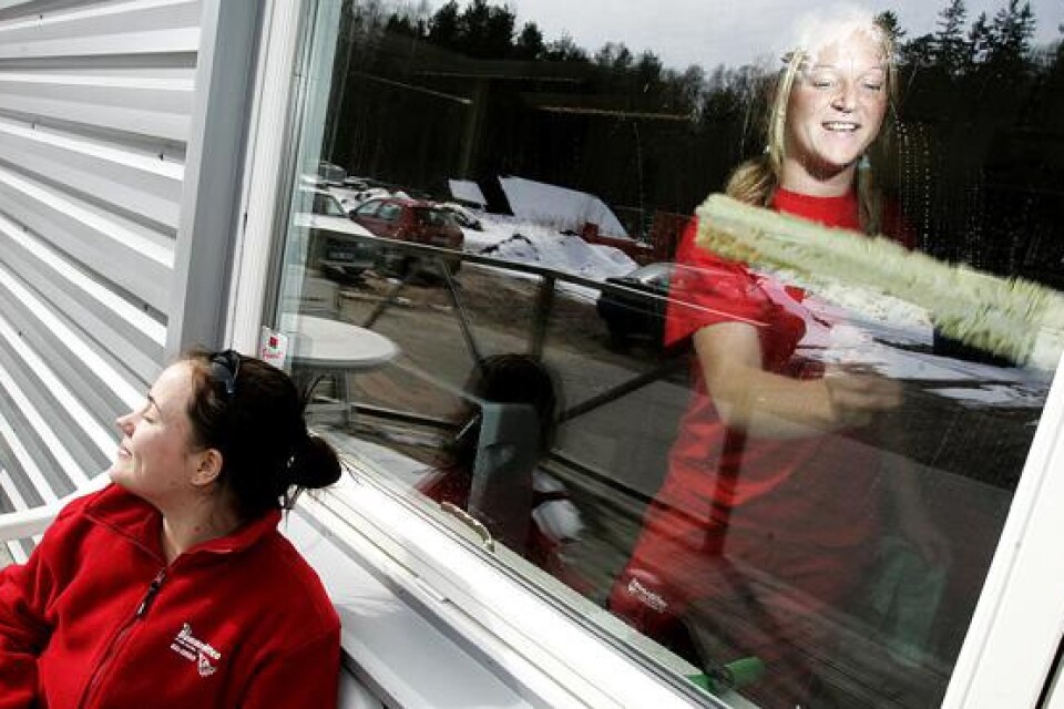 ARBETSFÖRDELNING. När våren kommer ser man hur skitiga fönstren egentligen är. Åsa Sjöberg tvättar och Sofia Andersson njuter av solen.