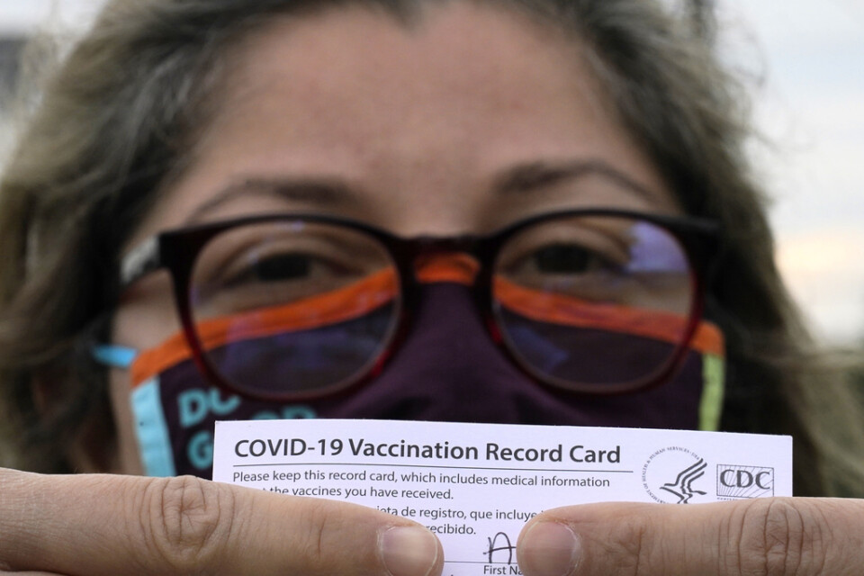 Den mexikanska tandläkaren Alejandra visar upp sitt vaccinationskort efter att hon fått sin andra spruta i Pasadena i Texas i USA.