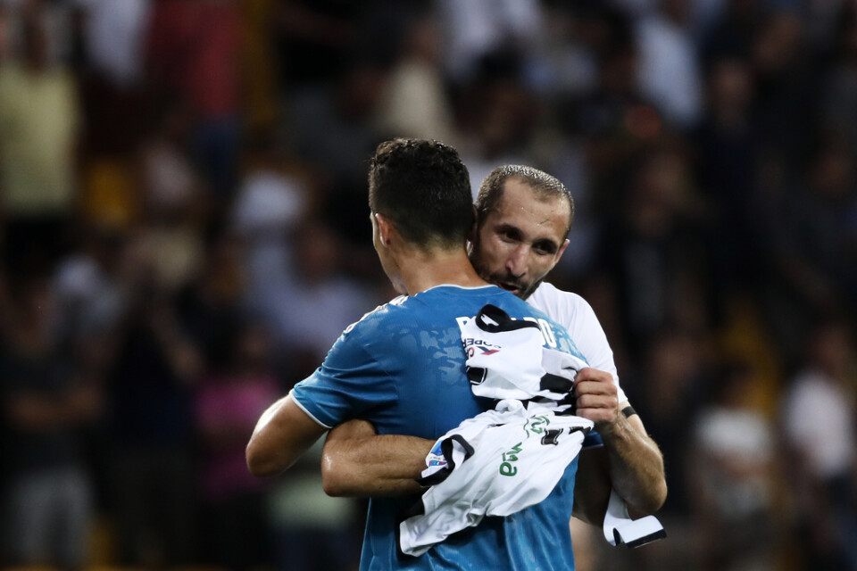 Juventus Giorgio Chiellini omfamnas av sin lagkamrat Cristiano Ronaldo som till skillnad från mittbacken blev mållös mot Parma.