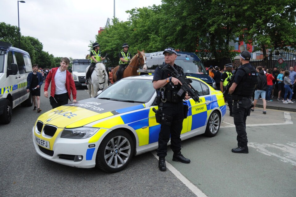 Polisen söker efter den bil som kört in i en folkmassa och skadat fem personer i Manchester. Arkivbild.
