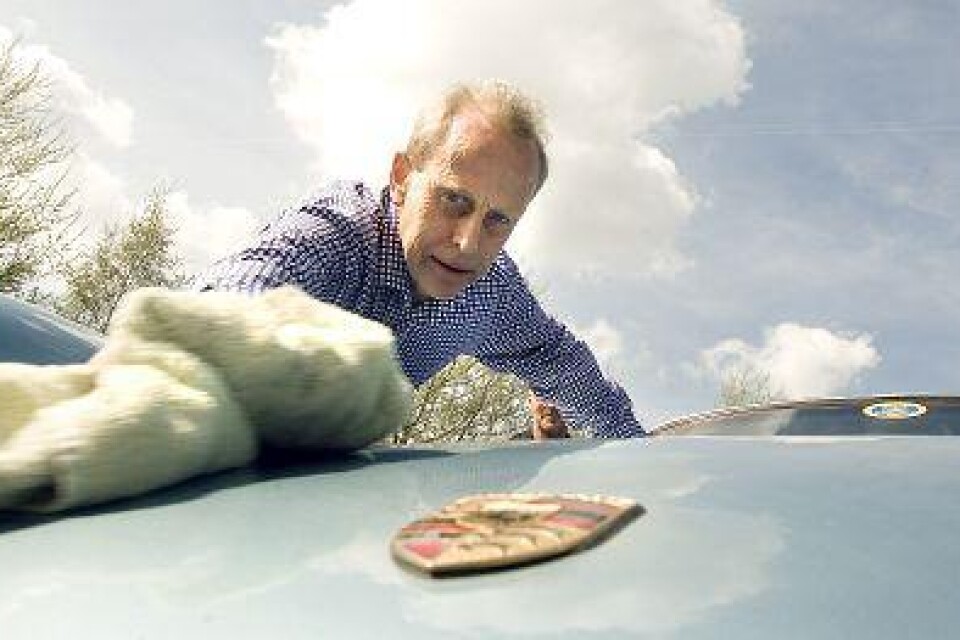 Blank och fin Bengt Arvelid putsar med glädje upp kungens gamla Porsche som är minst lika stilig i dag. Bild: Sprisse Nilsson