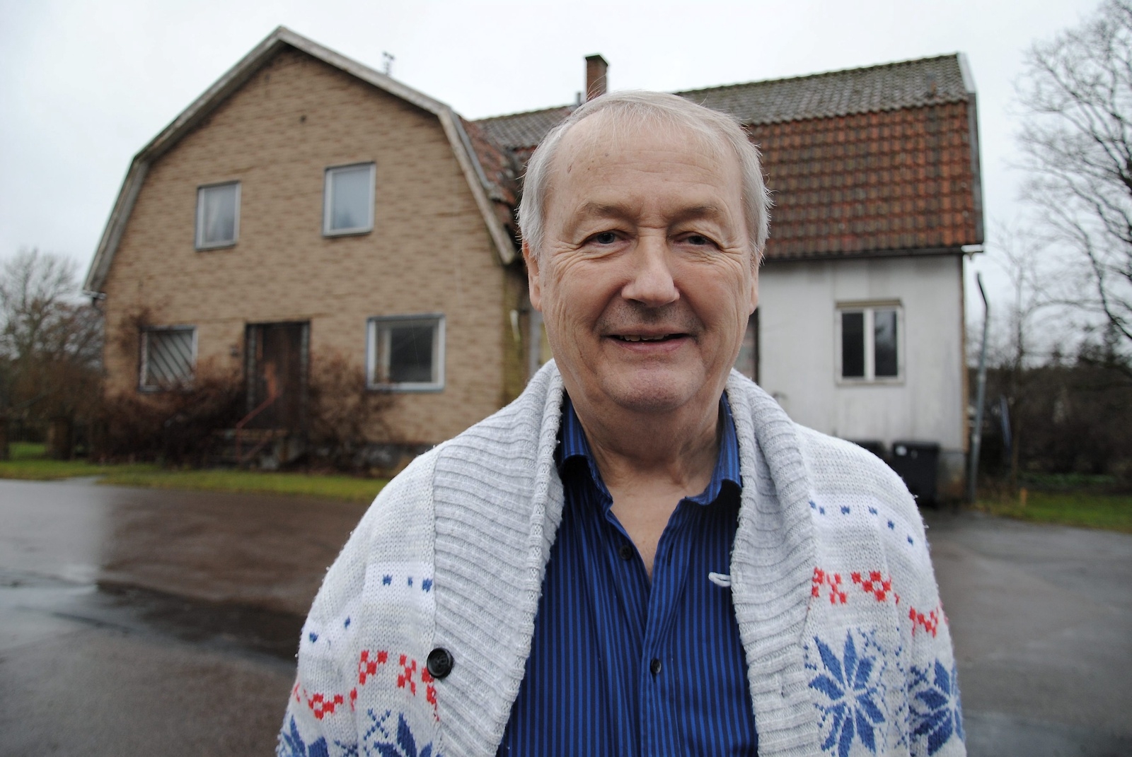 Lars Lindberg, mannen som födde idén om att skriva böcker om Farstorp. Huset bakom Lindberg har varit handelsbod en gång  tiden.Foto: Maja Ögren Andersson