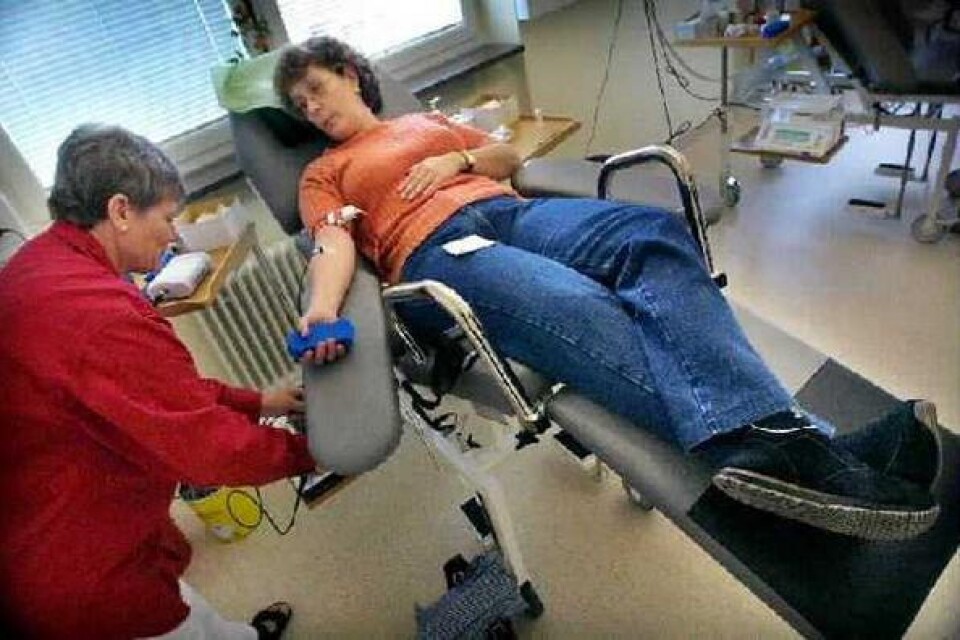 Birgitta Nilsson på blodcentralen i Hässleholm tar här hand om blodgivaren Helena Gullvén från Vittsjö. Bild: