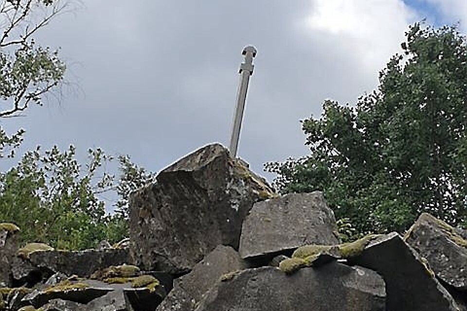 Svärdet i stenen, ett av konstverken i Hägghults museipark.