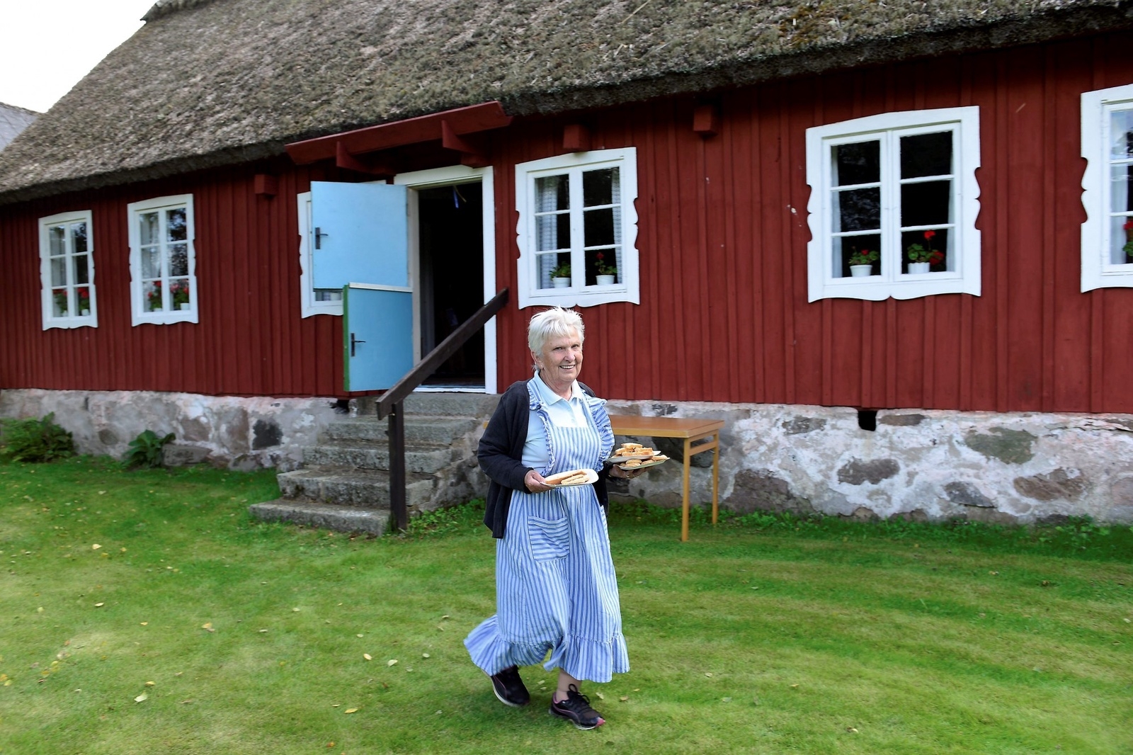 Viviann Larsson fyller på kakorna i serveringstältet, stundtals var det mycket att göra.