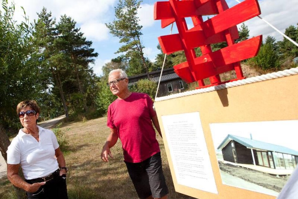 Birgitta och Rolf Larsson har kämpat sedan 2008 för att få löftet om bygglov för sitt hus i Beddingestrand infriat. Nu har 200 personer skrivit på en namnlista för att paret ska kunna bygga sitt hus och slippa bo i husbil.